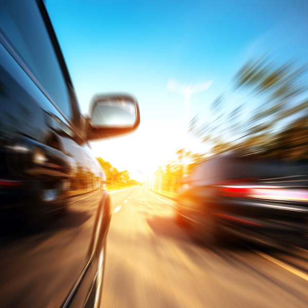 Autoraser im Straßenverkehr sowie die rechtlichen Folgen im Verkehrsrecht und Strafrecht